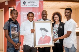 Students from UKZN hand over a painting to Honorary Doctorate Dr Willie Bester